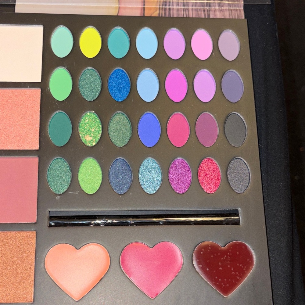 Heart-Shaped Eyeshadow Palette with Mirror - Picture 2 of 5